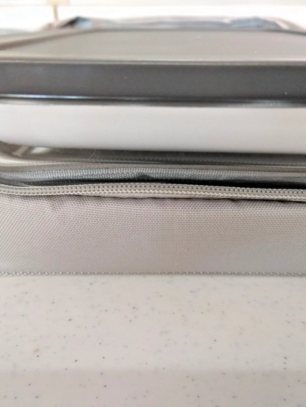 Tupperware with bag - Picture 2 of 5